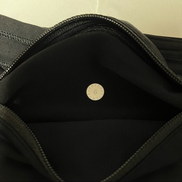 Black 6 Reg Lululemon Speed up Shorts - Picture 3 of 6